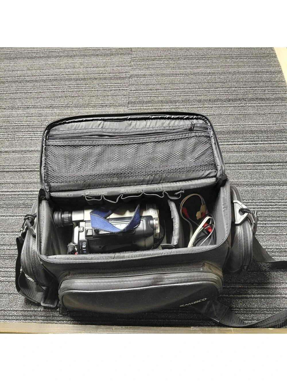 Sony CCD-TRV36 Hi8 Handycam Camcorder Tested Works Charger Battery Case Bundle